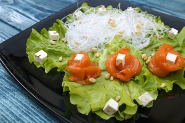 Tuzlanmış somon ve beyaz peynir salata