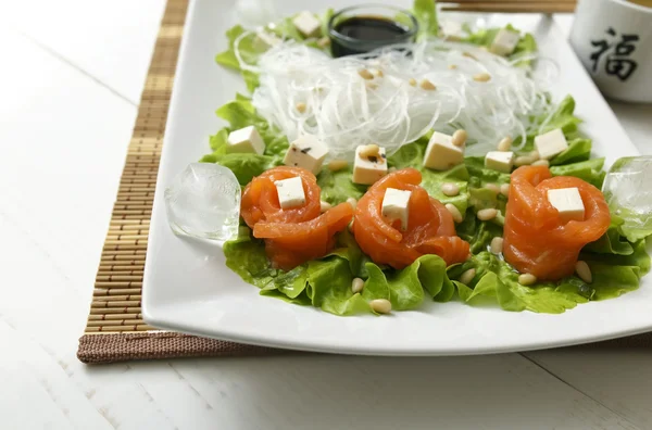 Zalm rollen in een koude salade — Stockfoto