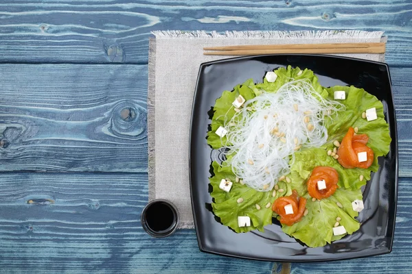 Rollen gezouten zalm salade met rijstnoedels — Stockfoto