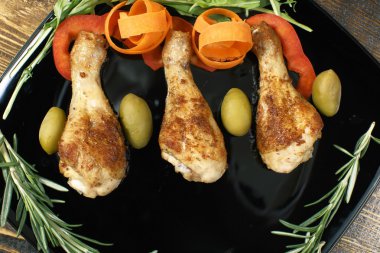 Kızarmış tavuk budu kare bir tabakta sebze ile