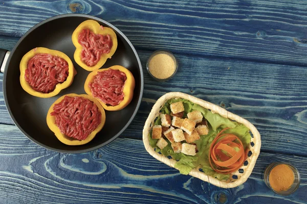 Carne picada, pimientos y crutones sobre una mesa azul —  Fotos de Stock