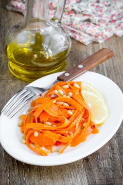 Zencefil, biber, çam fıstığı, limon ile baharatlı havuç salatası, 