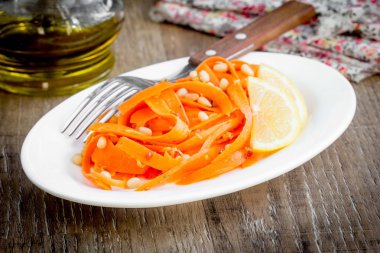 Zencefil, biber, çam fıstığı, limon ile baharatlı havuç salatası, 