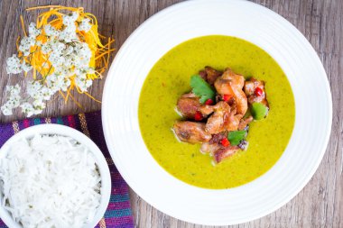 Yeşil köri tavuk ile parlak, baharatlı Tayland yemekleri lezzetli Asya 