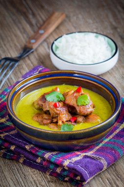Yeşil köri tavuk ile parlak, baharatlı Tayland yemekleri lezzetli Asya 