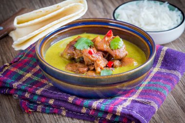 Yeşil köri tavuk ile parlak, baharatlı Tayland yemekleri lezzetli Asya 