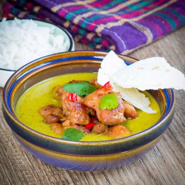 Yeşil köri tavuk ile parlak, baharatlı Tayland yemekleri lezzetli Asya 