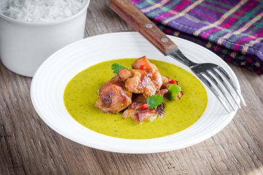 Yeşil köri tavuk ile parlak, baharatlı Tayland yemekleri lezzetli Asya 