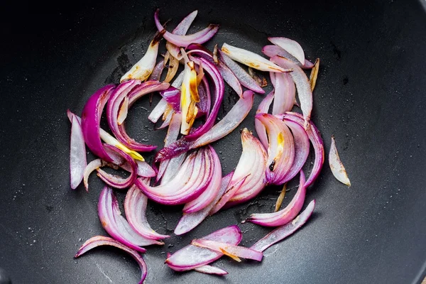 Red onion fried in pan, home cooking — Stock Photo, Image
