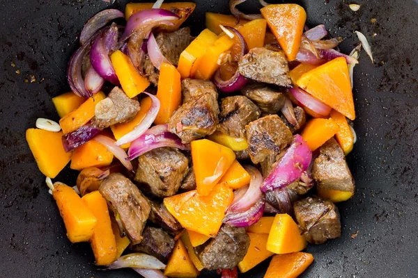 Μαγείρεμα παραδοσιακό κρέας στιφάδο με βοδινό, κολοκύθα, κρεμμύδια, τηγανητά — Φωτογραφία Αρχείου