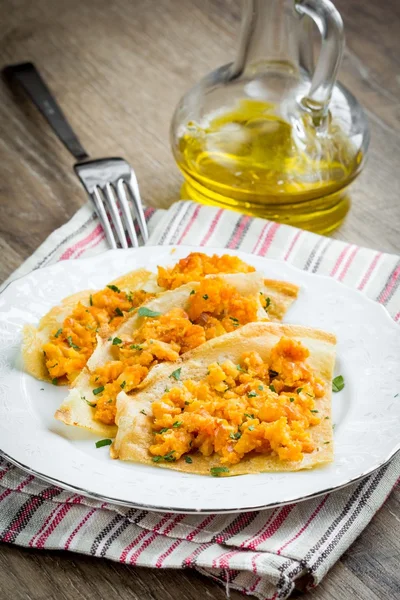 Tortilla, pannkaka, crepe fylld med potatis, röda linser — Stockfoto