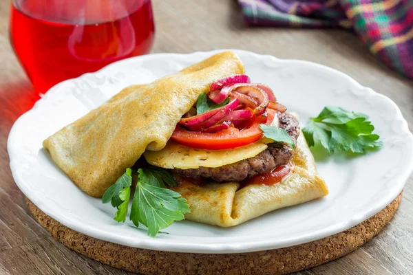 Panqueca Burger, crepes com rissole de carne, queijo, cebola, creativ — Fotografia de Stock