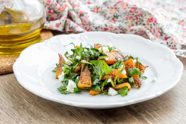 Meleg saláta sült sütőtök, petrezselyem, spenót, feta, egészséges — Stock Fotó