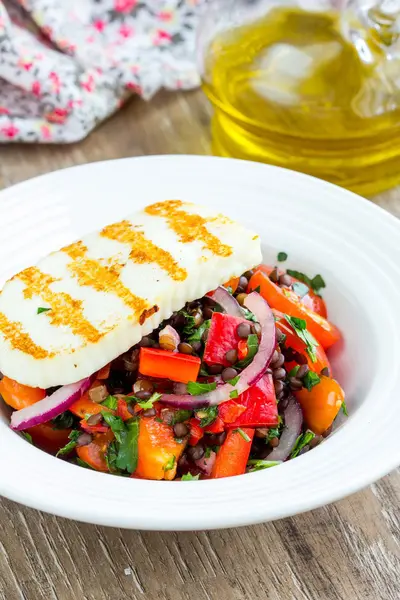 Свежий здоровый салат с помидорами, чечевицей, жареный сыр, сумм — стоковое фото