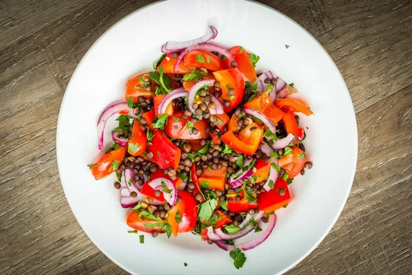 Fresh healthy salad with tomatoes, lentils, onions, summer dish — Stock Photo, Image