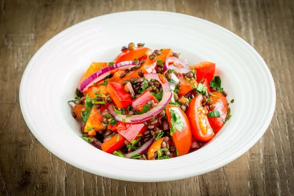 Свіжий здоровий салат з помідорами, сочевицею, цибулею, літньою стравою — стокове фото