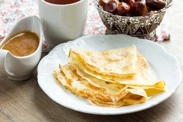 Panqueque fino, crepe con salsa dulce de higos, caramelo, Shrovetid — Foto de Stock