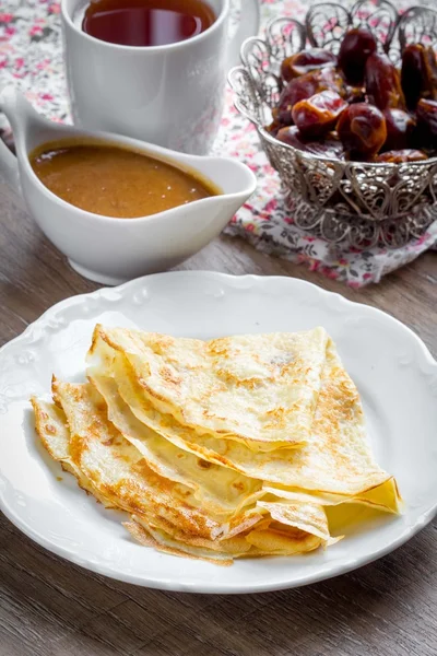 Panqueca fina, crepe com molho doce de figos, caramelo, Shrovetid — Fotografia de Stock