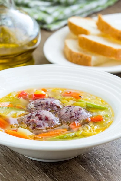 Gemüsesuppe mit Frikadellen rote Bohnen haricot, vegetarischer Sommer — Stockfoto