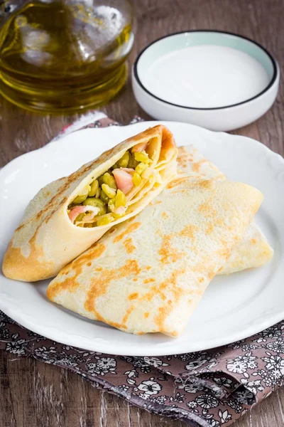 Pannkakor, tunna crepes fyllda med ärter och bacon, till ryska sh — Stockfoto