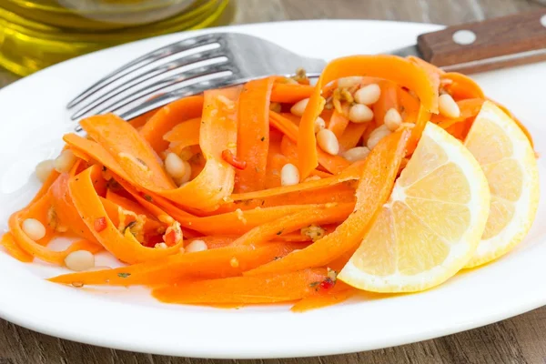 Пряный морковный салат с имбирем, перец чили, кедровые орехи, лимон , — стоковое фото