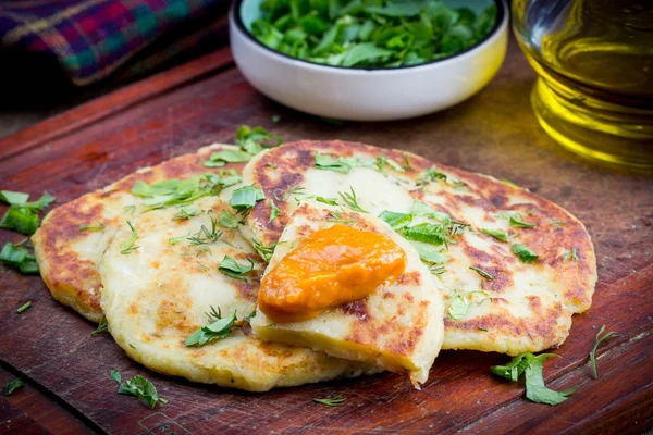 Pan plano de patata con hierbas, plato de verduras rústicas, delicioso sn — Foto de Stock