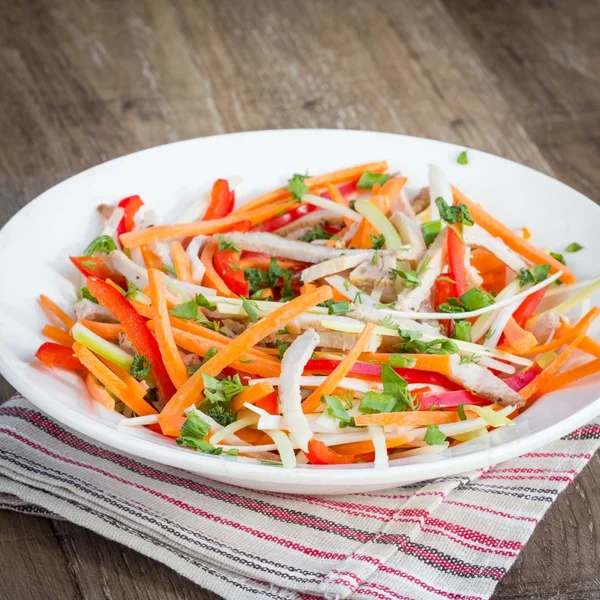 Légumes tranchés julienne, lanières avec trempette à la crème sure, ap tatsy — Photo