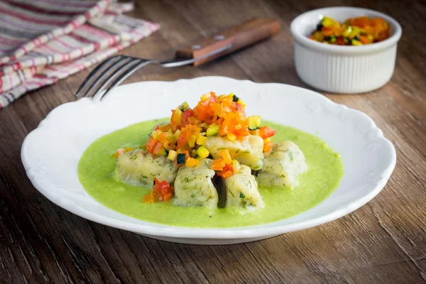 Potato gnocchi in green sauce with chutney vegetables, tasty veg — Stock Photo, Image