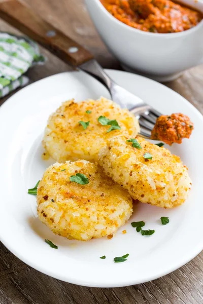 Croqueta de arroz crujiente empanado con salsa de pesto rojo, sabrosa vegeta —  Fotos de Stock