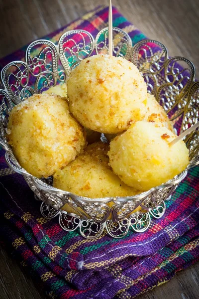 Doldurulmuş mantar, lezzetli yemek çıtır çıtır kızarmış patates topları