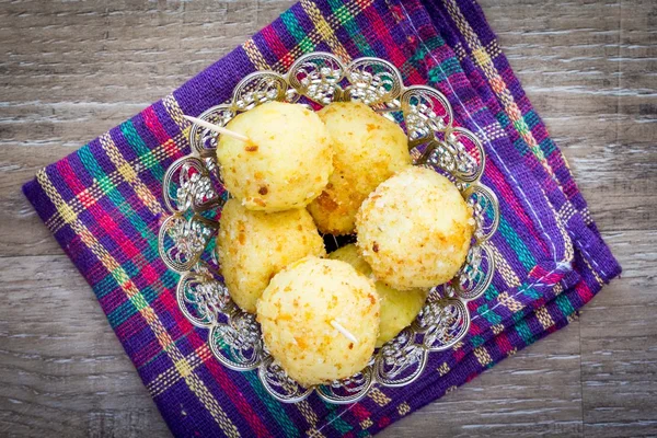 Doldurulmuş mantar, lezzetli yemek çıtır çıtır kızarmış patates topları