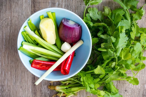 Ingrediënten voor Thaise pittige groene curry, chili, koriander, gember, — Stockfoto