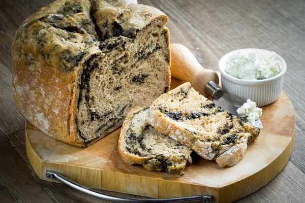 Pane fatto in casa nero, con olive, pasticcini russi — Foto Stock
