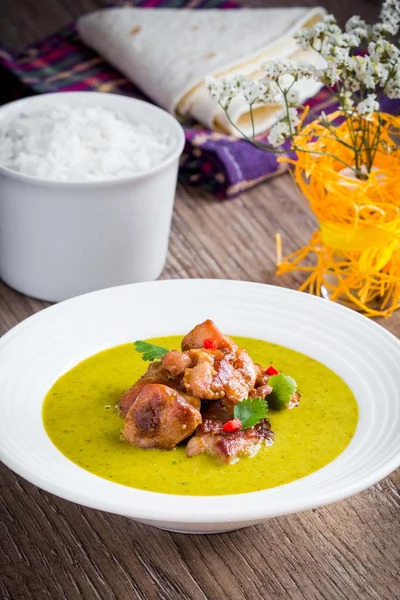 Yeşil köri tavuk ile parlak, baharatlı Tayland yemekleri lezzetli Asya 