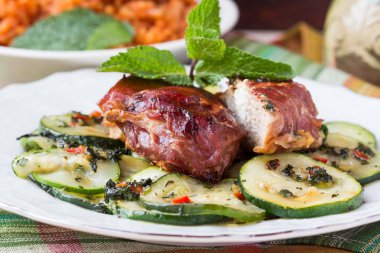 Beyaz peynir ile doldurulmuş domuz biftek pastırma pancetta ve kabak salatası