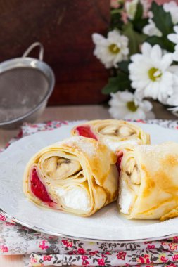 Lezzetli gözleme rulo üç soslar, peynir, strawberrie