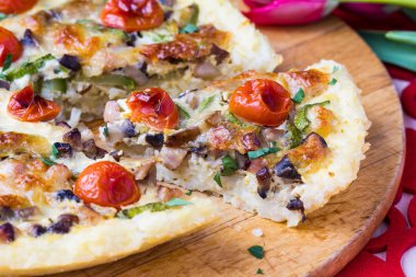 Fransızca quiche ile domates, jambon, yumurta, peynir, lezzetli yemek pasta