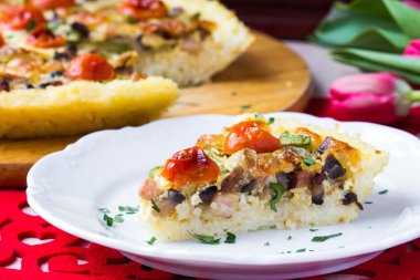 Fransızca quiche ile domates, jambon, yumurta, peynir, lezzetli yemek pasta