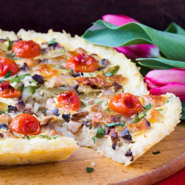 Fransızca quiche ile domates, jambon, yumurta, peynir, lezzetli yemek pasta