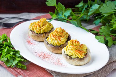 Mantar dolması kapaklar champignon sarı köpük mercimek, lezzetli s