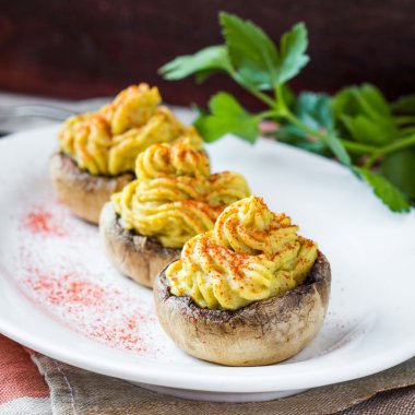 Mantar dolması kapaklar champignon sarı köpük mercimek, lezzetli s