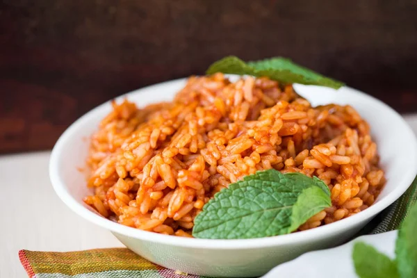 Arroz vermelho, risoto com tomates, prato vegetariano fácil — Fotografia de Stock