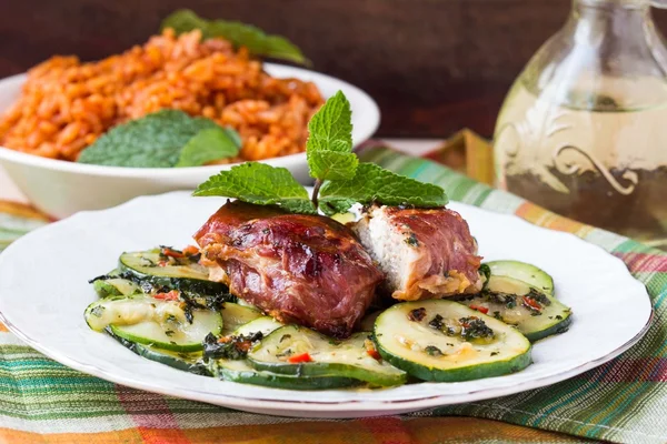Bistecca di maiale ripiena di feta, pancetta di pancetta e insalata di zucchine — Foto Stock