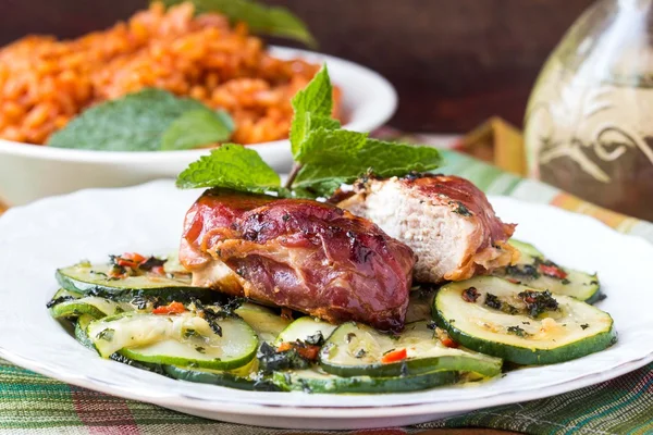 Varkensvlees biefstuk gevuld met feta, spek pancetta en courgette salade — Stockfoto