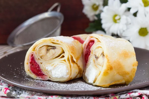 Läckra pannkaka rullar med tre pålägg, ost, strawberrie — Stockfoto