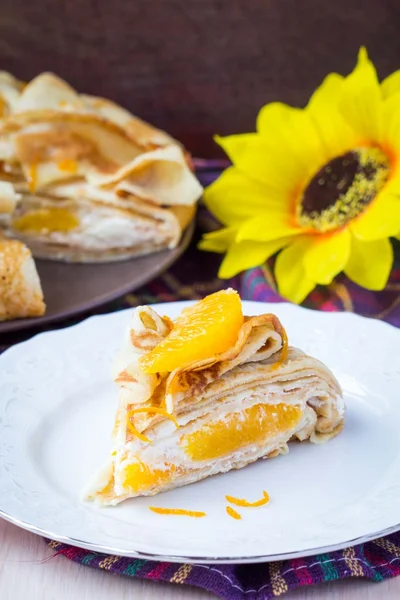 Torta de tortitas con naranjas, crema batida, delicioso desayuno en — Foto de Stock