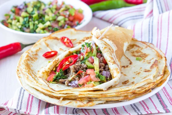 Pancakes stuffed with meat, avocado, tomatoes, onions, Mexican t — Stock Photo, Image