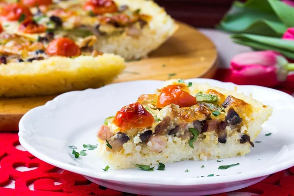 Quiche de pastel francés con tomate, jamón, huevo, queso, plato sabroso — Foto de Stock