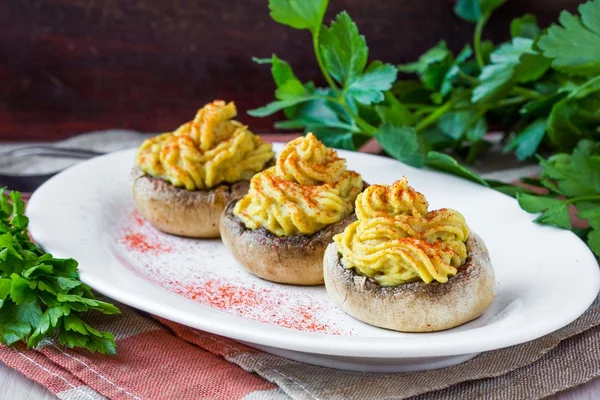 Tapas rellenas champiñón champiñón amarillo mousse lentejas, sabrosas s — Foto de Stock