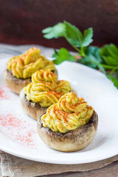 Nadívané čepice houby žampiony žlutá pěna čočka, chutné s — Stock fotografie